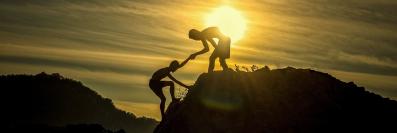 sonnenuntergang, männer, silhouetten, portion, helfende hand, abenteuer, höhe, klettern, berg, gipfel, hilfe, zusammenarbeit, unterstützung, jungen, herausforderung, cliff, steigen, begleiter, freund, freundschaft, hände, wanderer, natur, draußen, pa